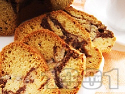 Обикновен пухкав бананов кекс (сладкиш) с какао и кисело мляко - снимка на рецептата